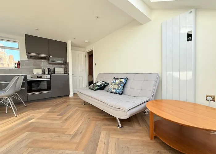 Central, Modern, Westfield, Close To Tube Station